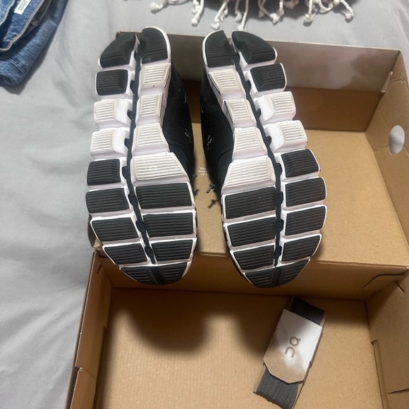 On running shoes sz 6 new with box - Picture 2 of 4